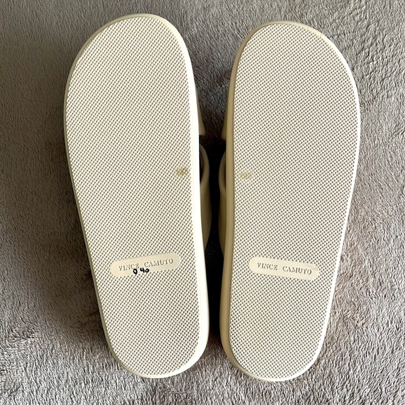 ❌SOLD❌ VINCE CAMUTO Slides Sandals - Picture 4 of 5
